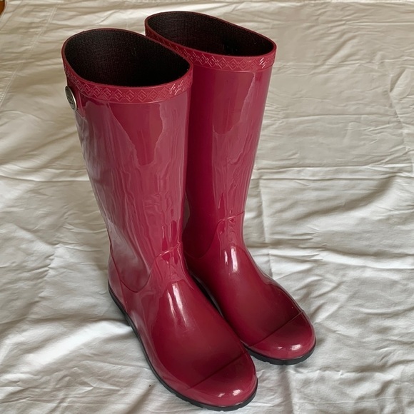 UGG Shoes - UGG Women’s Shaye Tall Waterproof Sheepskin Lines Furious Fuchsia Rain Boot Sz 6